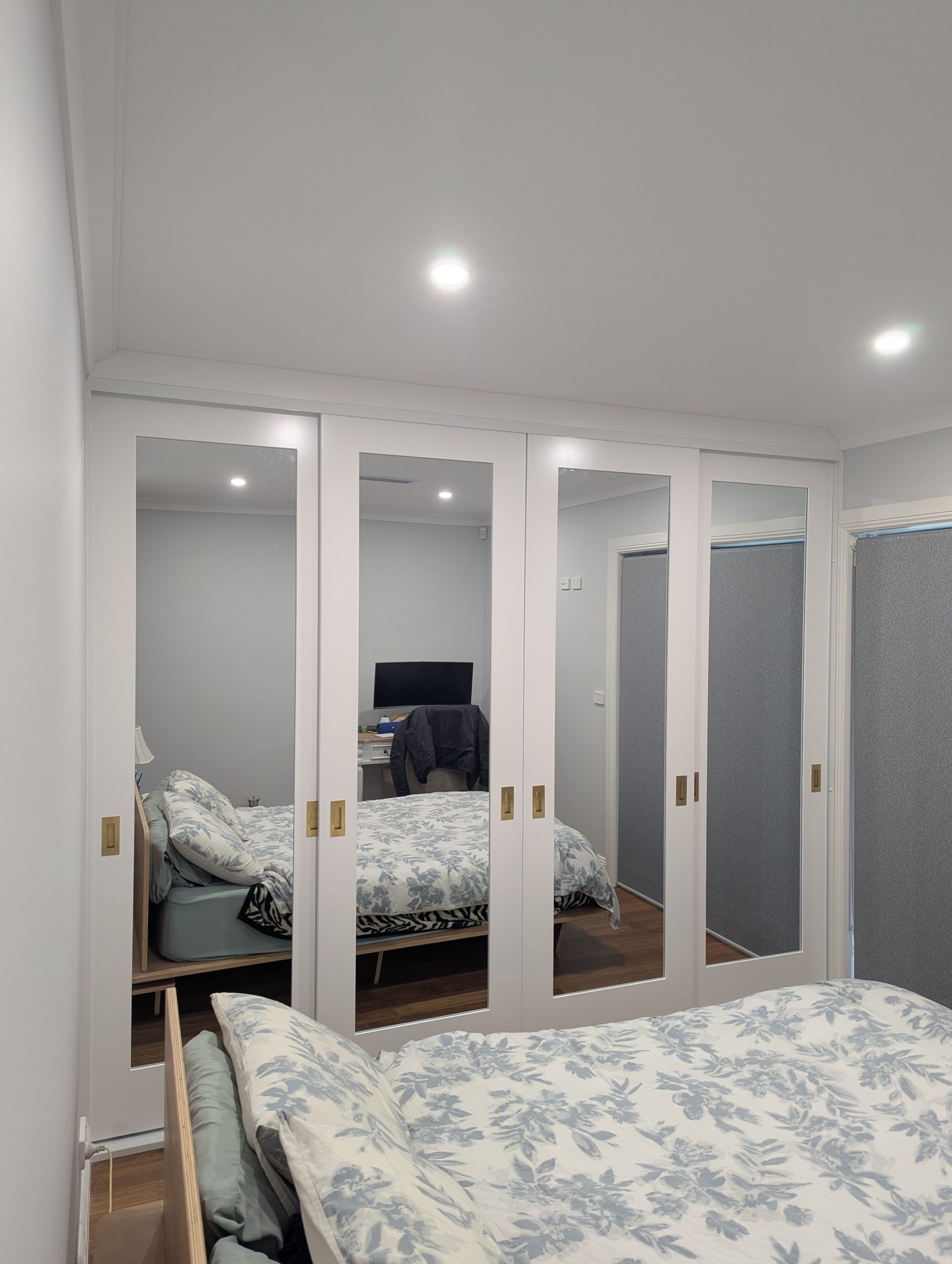 Mirrored Insert Polyurethane Sliding Wardrobes